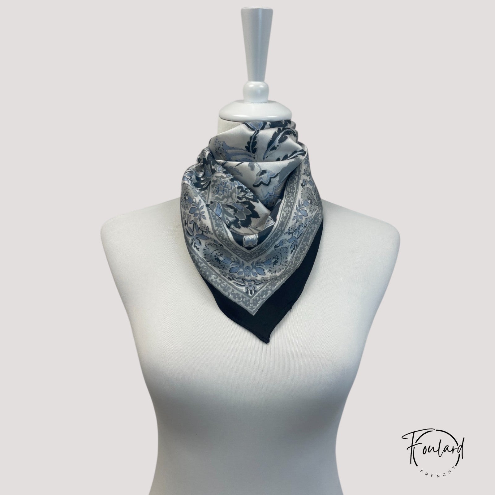 Foulard carré avec motif floral baroque bleu et argenté