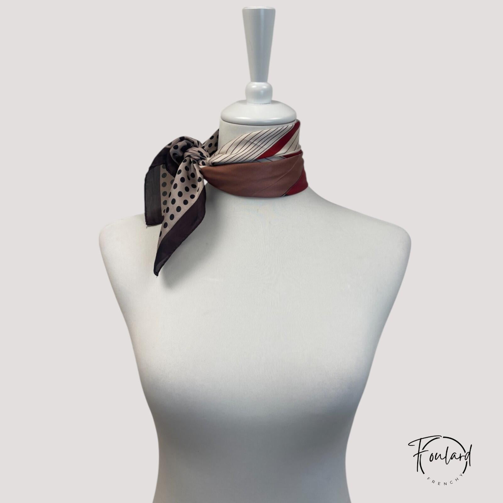 Vue rapprochée du foulard avec aplats rouges intenses
