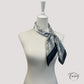 Foulard en polyester, motif baroque bleu et bordure géométrique