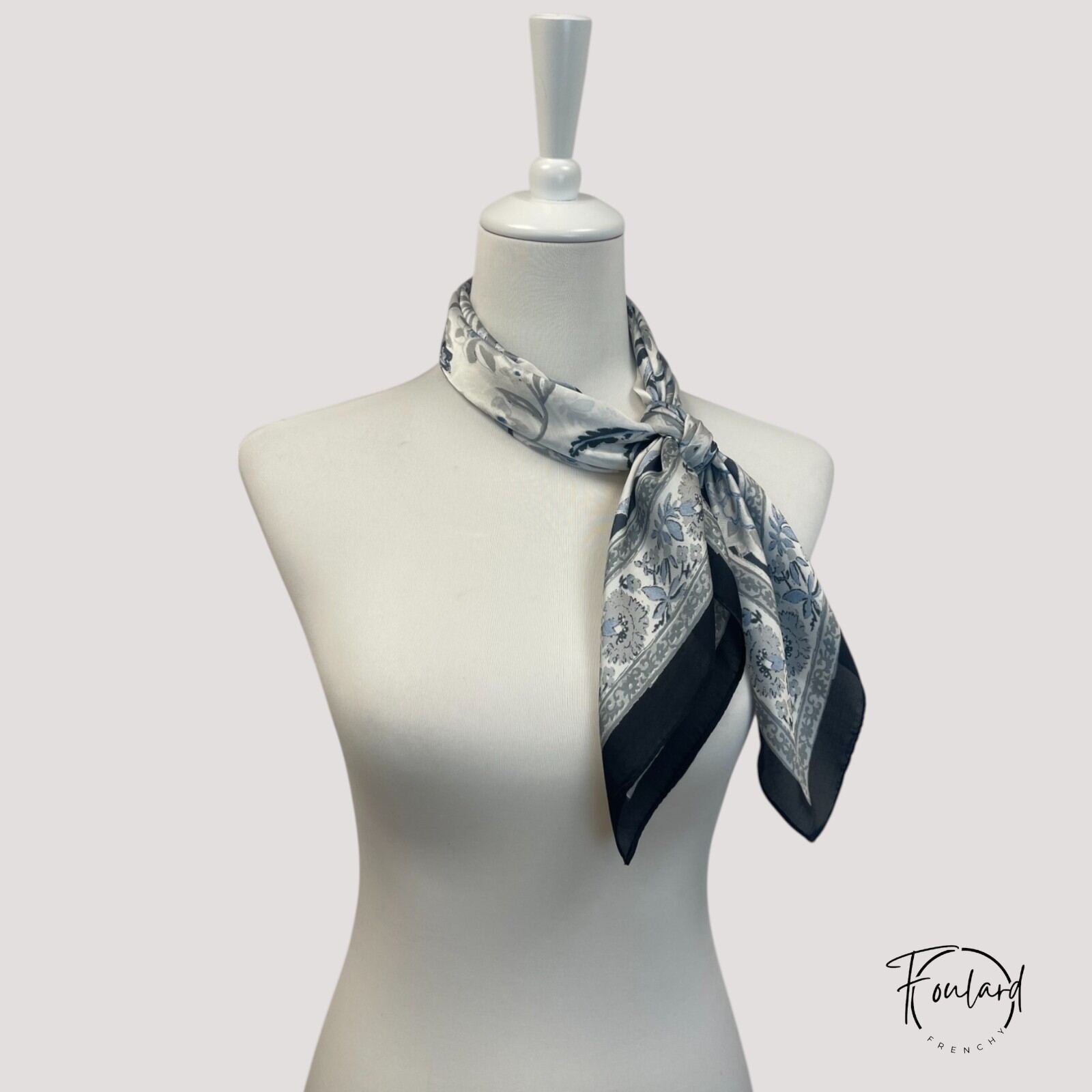 Foulard en polyester, motif baroque bleu et bordure géométrique