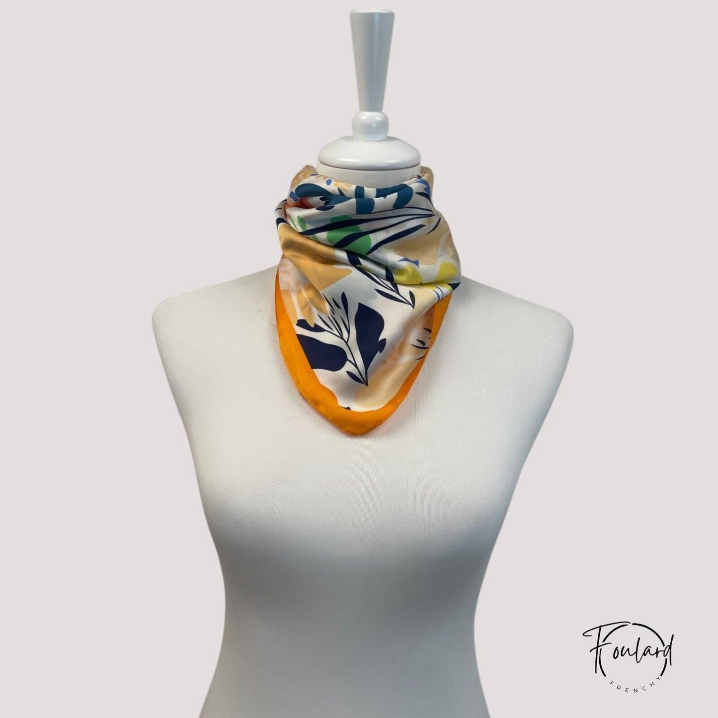 Foulard carré avec motif floral multicolore sur fond ivoire