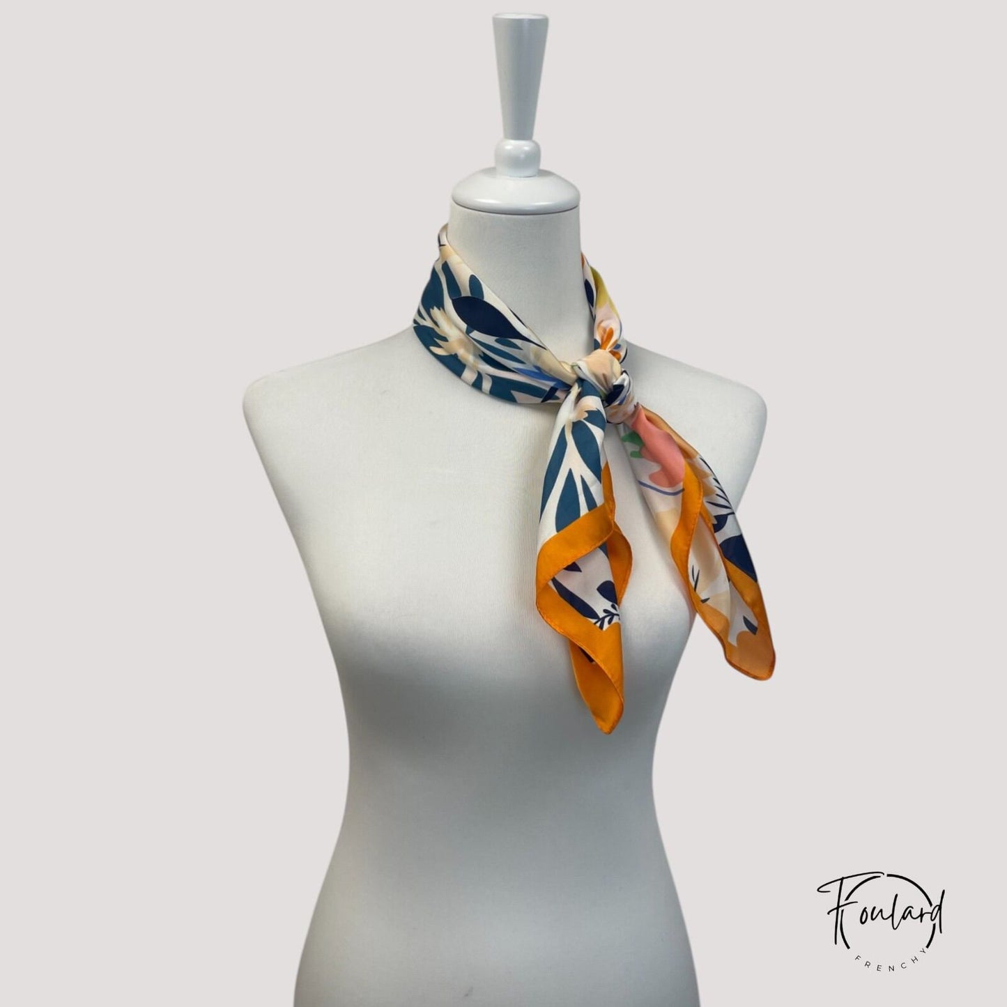 Foulard en polyester noué autour d'un sac à main