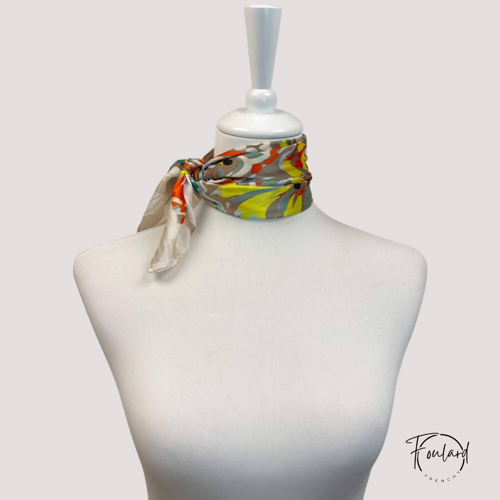 Vue rapprochée du tissu polyester doux aux teintes vives