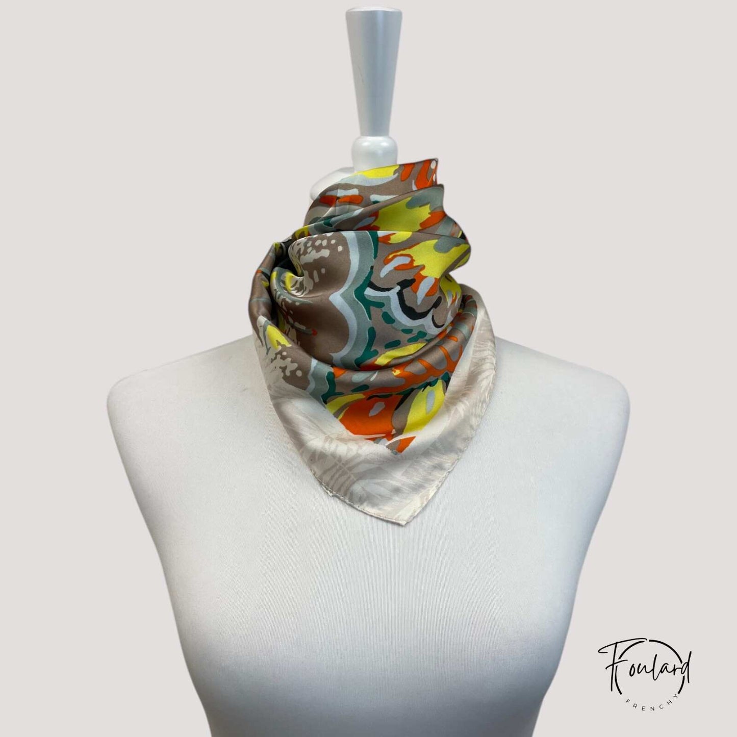 Foulard carré avec motif papillon vibrant et couleurs éclatantes
