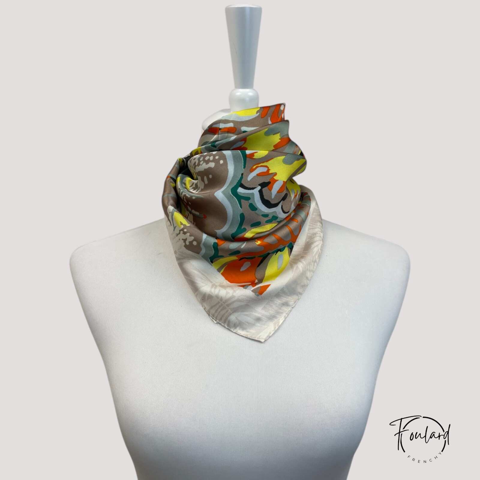 Foulard carré avec motif papillon vibrant et couleurs éclatantes