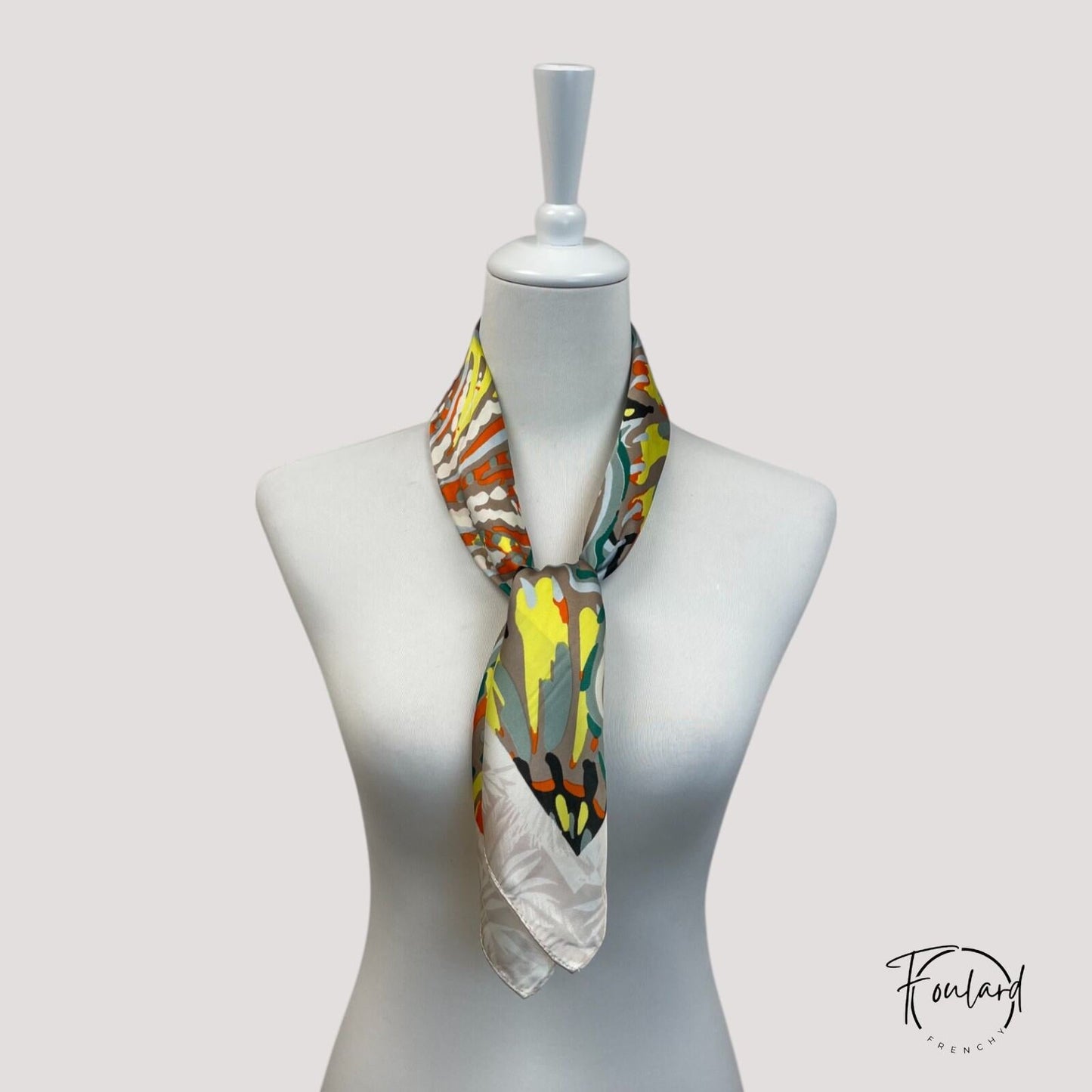 Détail des ailes de papillon stylisées sur fond taupe et ivoire