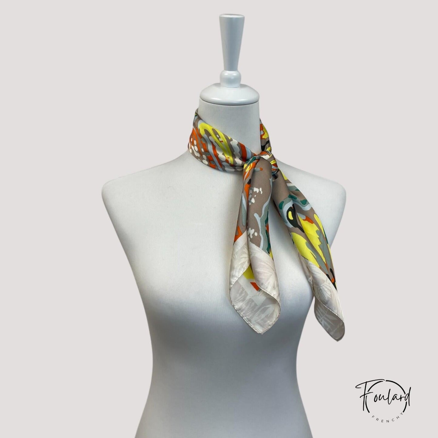 Accessoire polyvalent avec motifs colorés, idéal pour diverses tenues