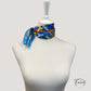 Vue d'ensemble du foulard carré bleu et orange