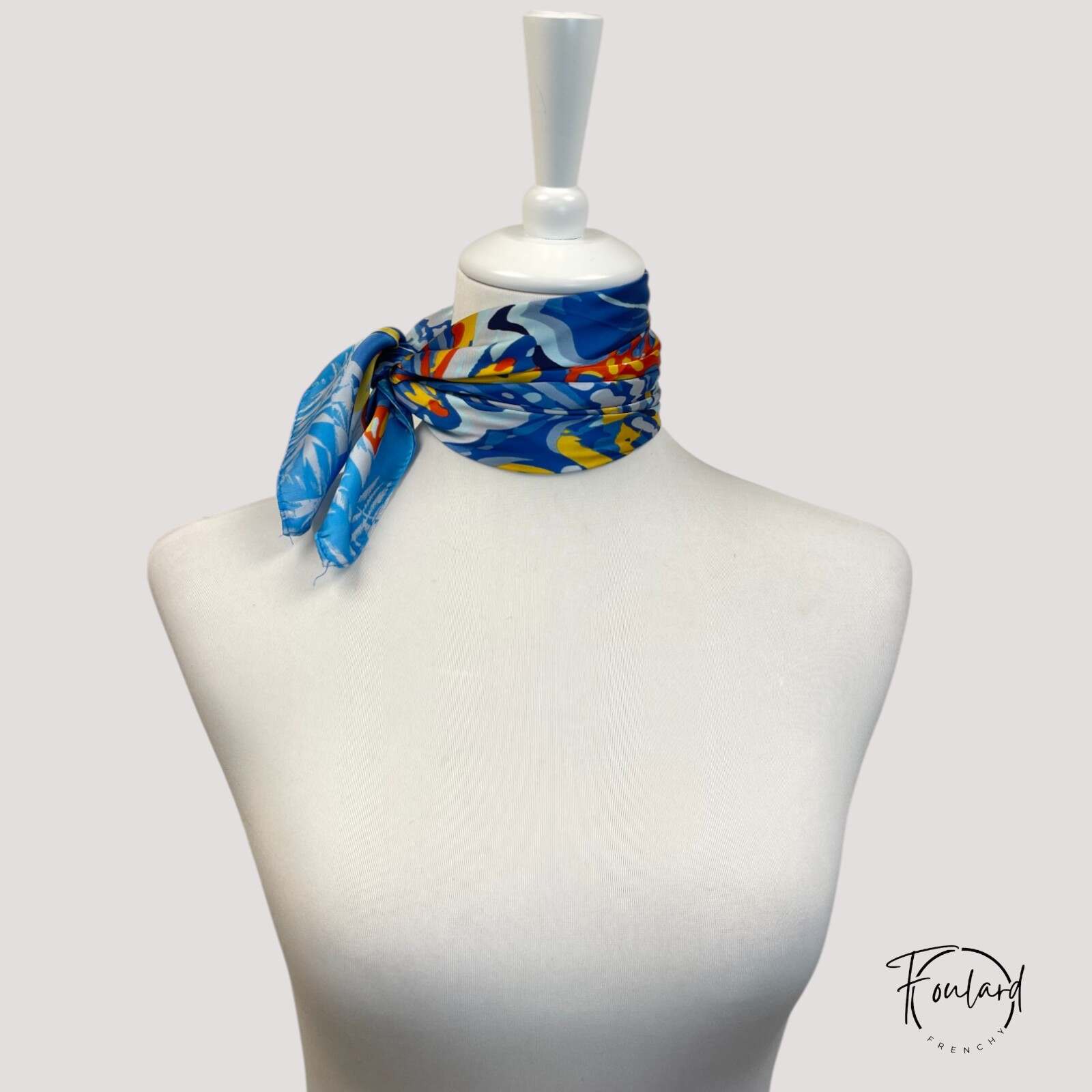 Vue d'ensemble du foulard carré bleu et orange
