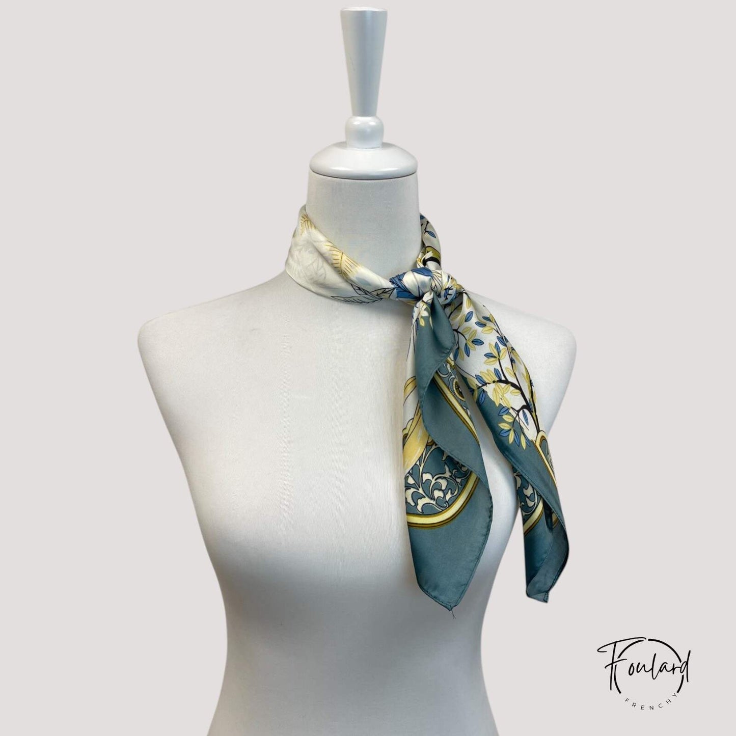 Foulard carré déplié, frise ornementale visible sur les bords