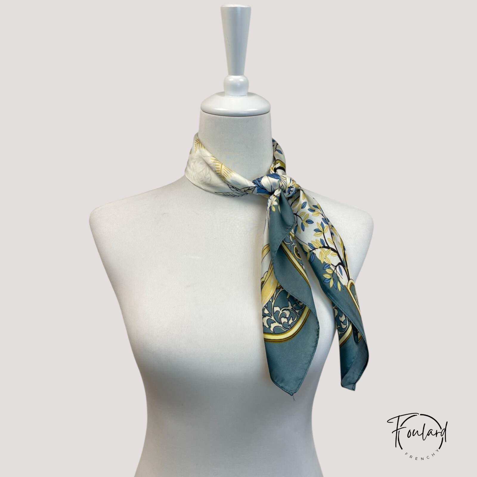 Foulard carré déplié, frise ornementale visible sur les bords