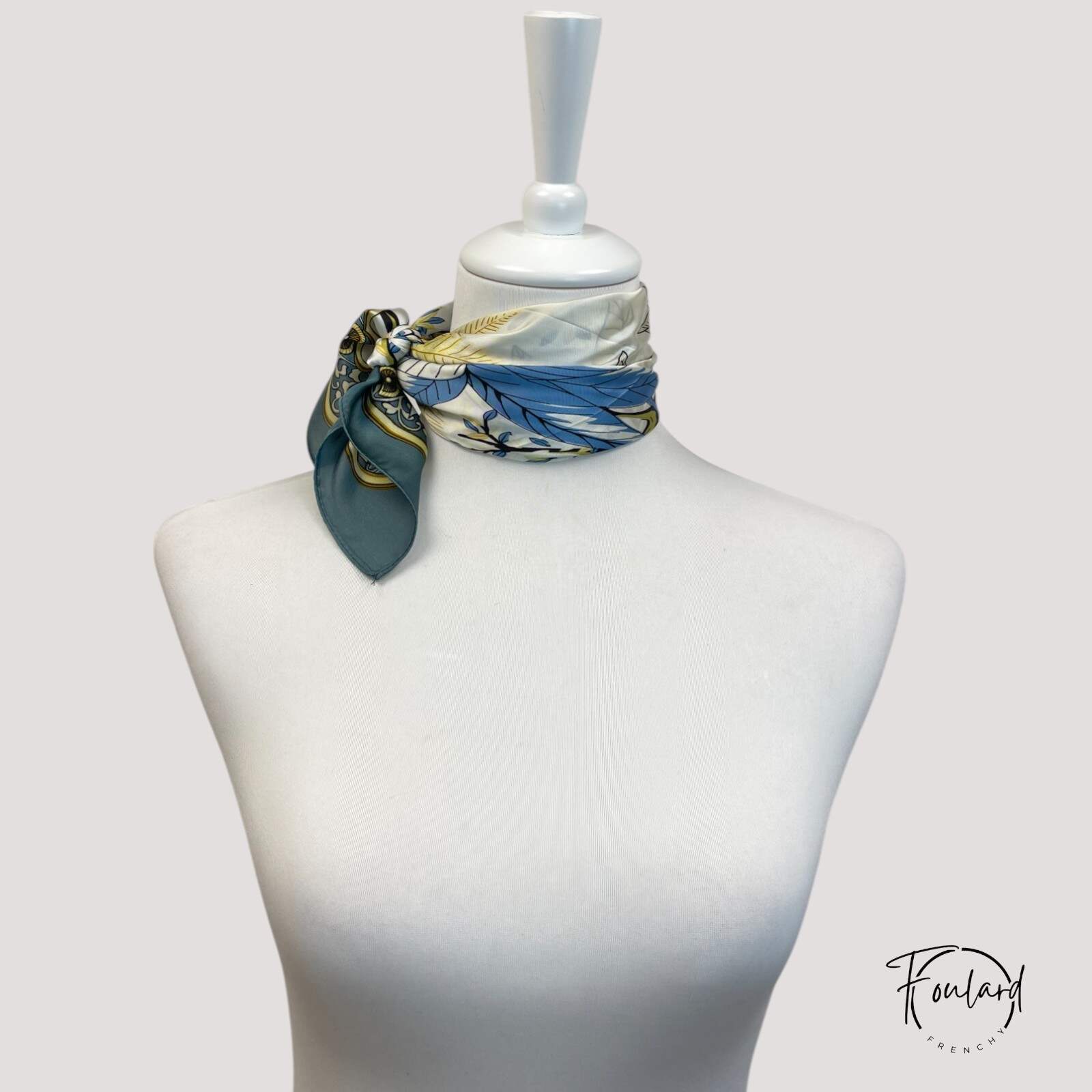 Détail des fleurs stylisées sur fond bleu ciel et beige doré