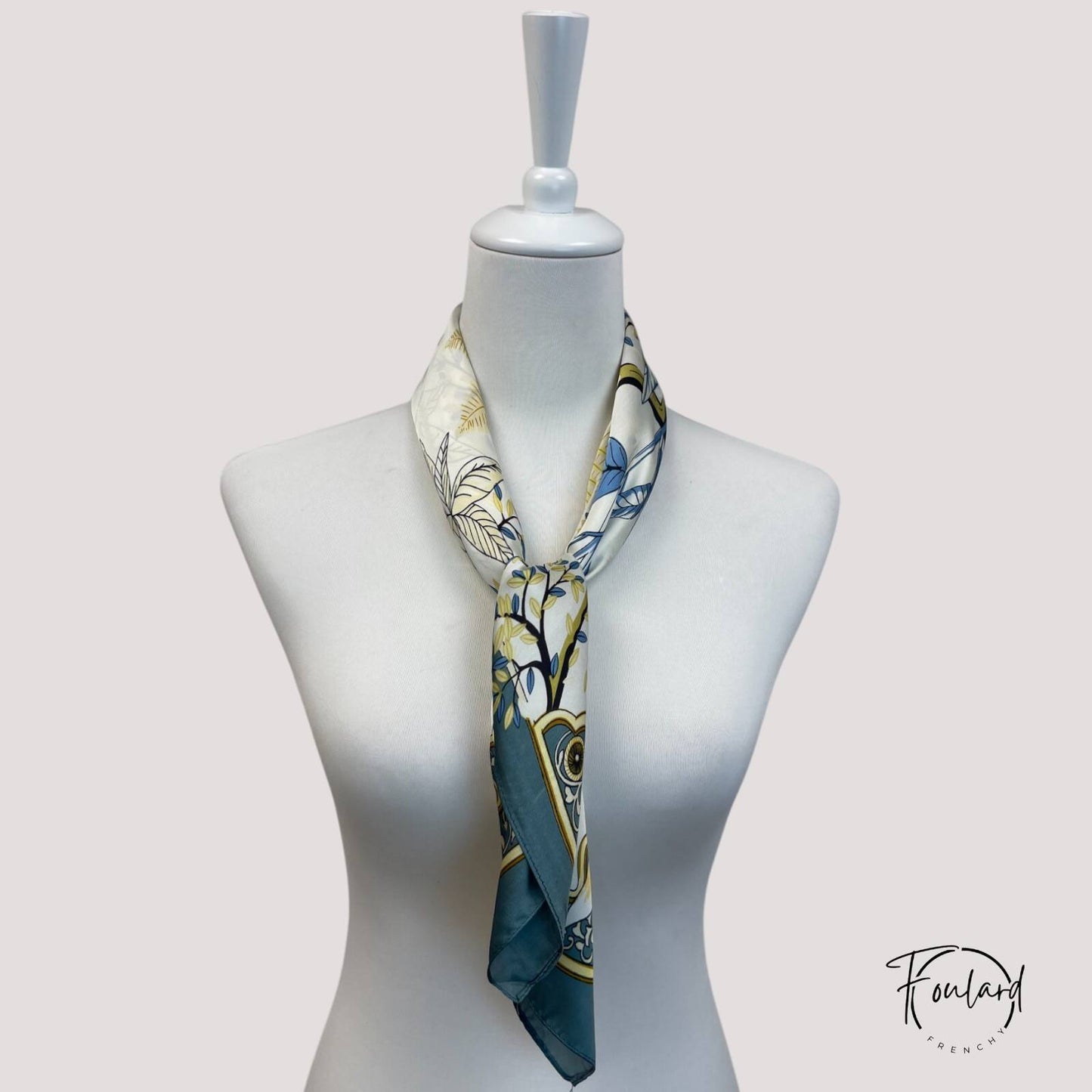 Vue de côté du foulard montrant les motifs de feuillages