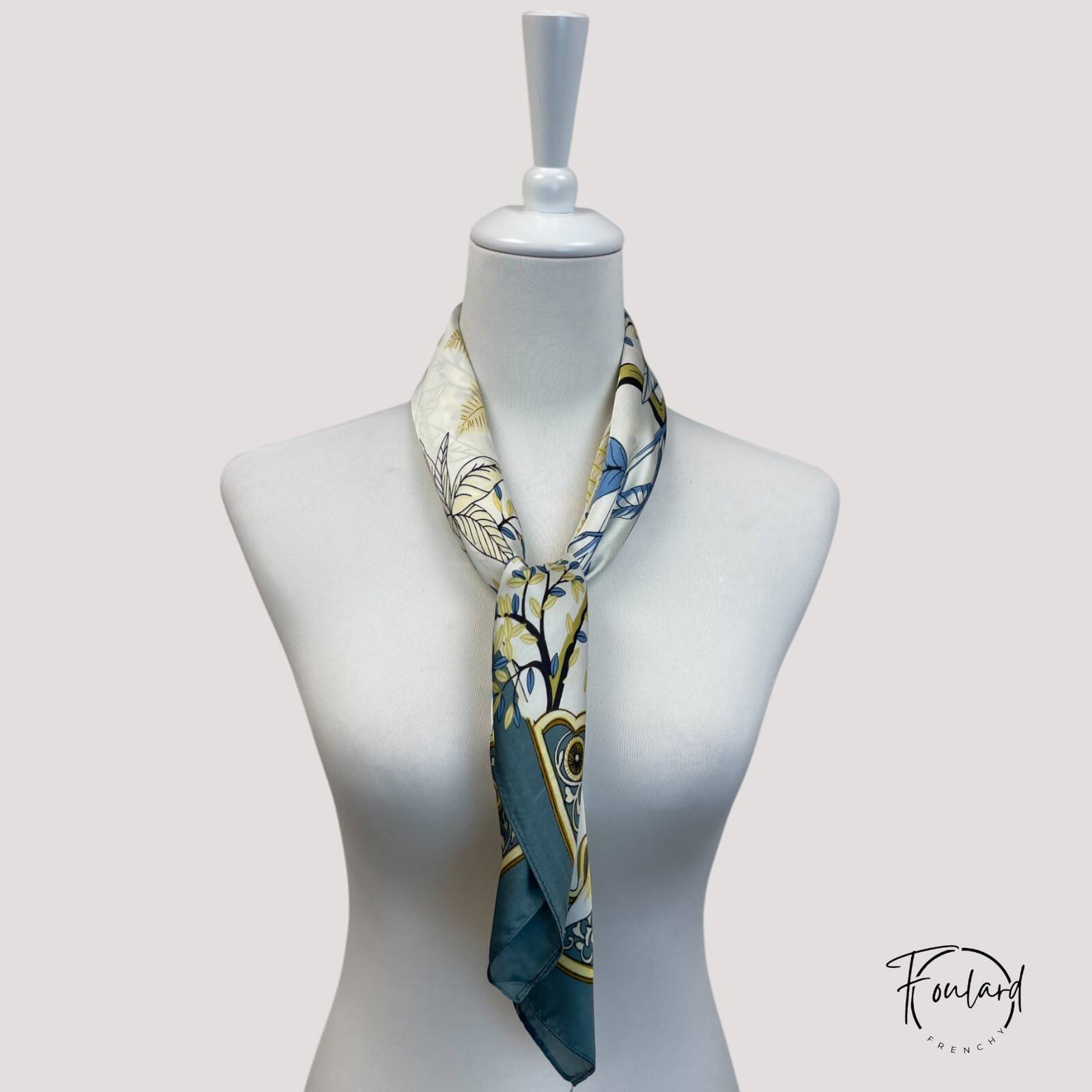 Vue de côté du foulard montrant les motifs de feuillages