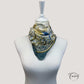 Foulard carré avec motifs floraux asiatiques en gros plan