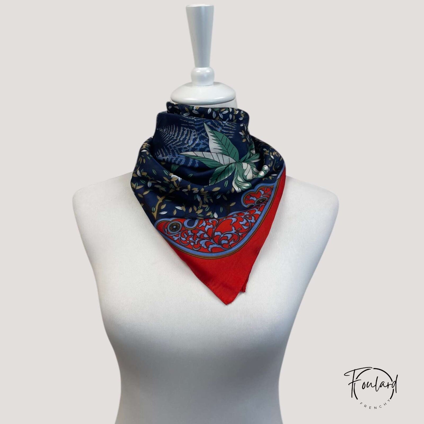 Foulard carré avec motif végétal et bordure rouge