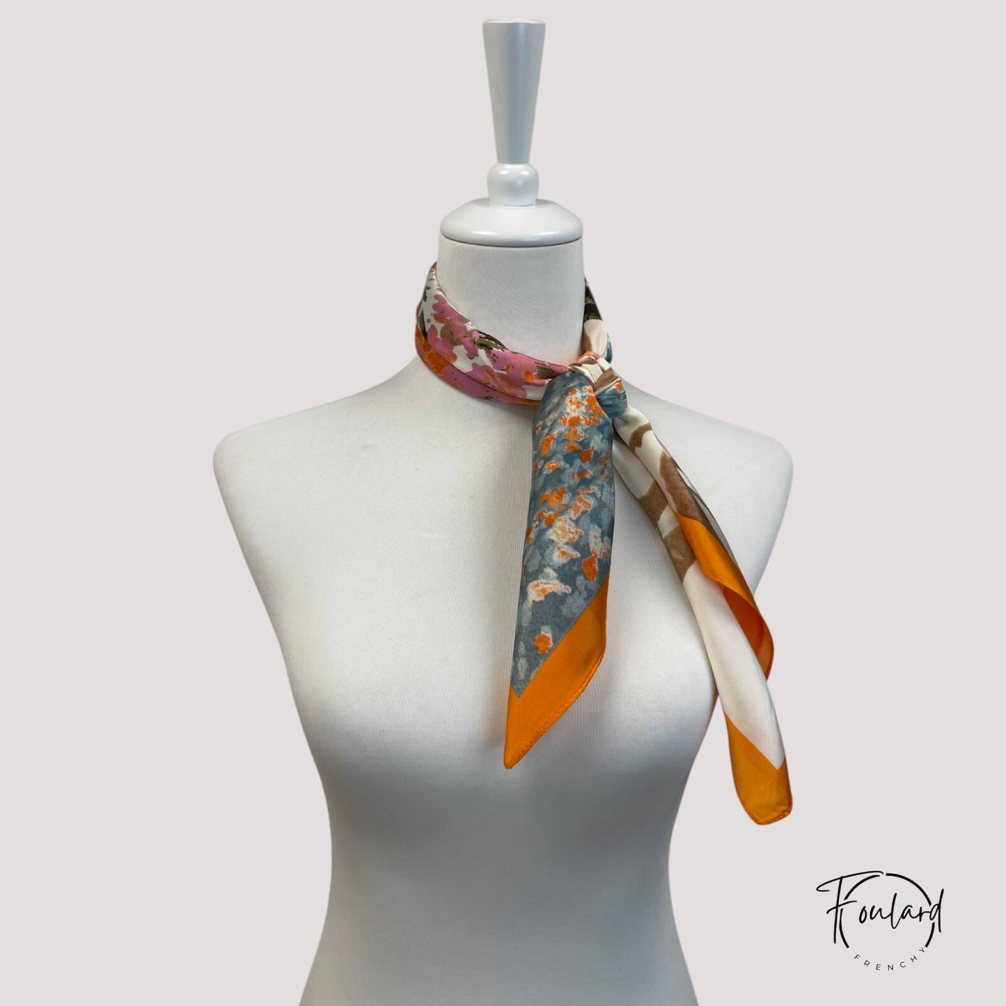 Foulard carré en polyester avec bordure orange vif