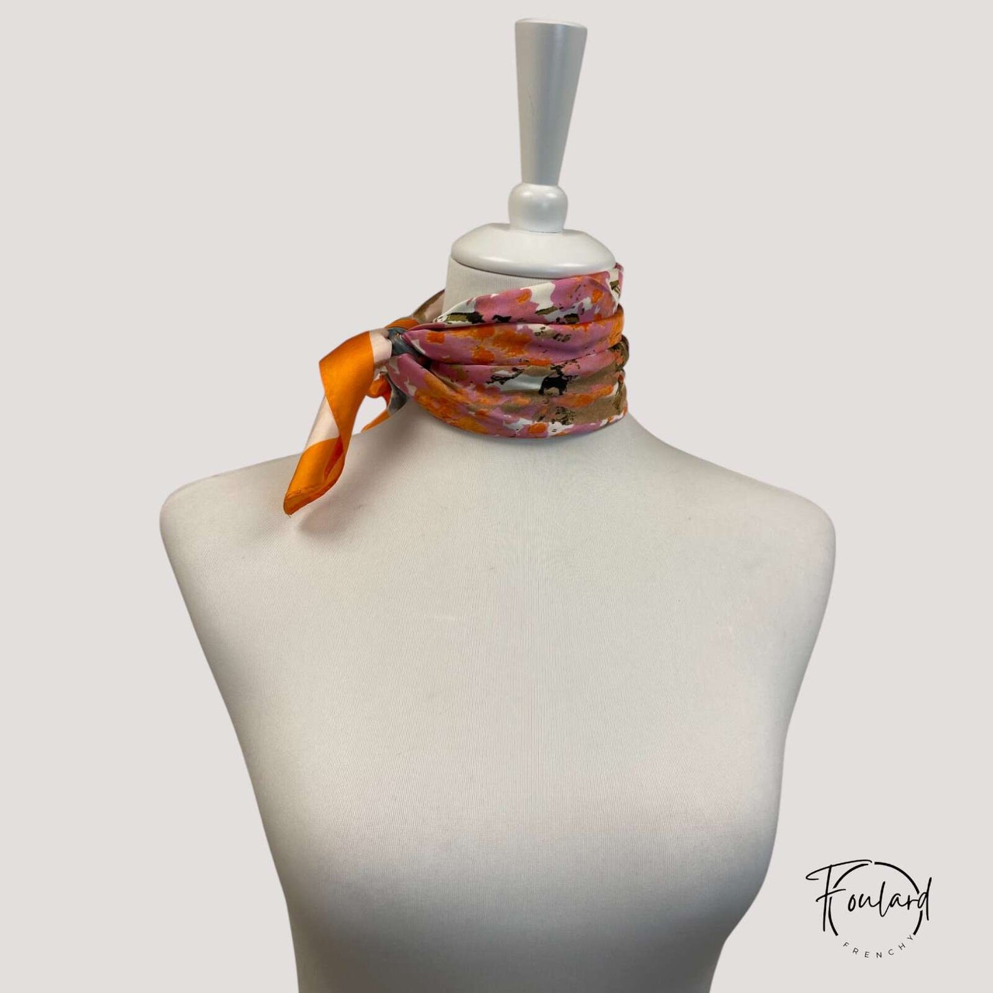 Vue rapprochée des couleurs rose et orange du foulard