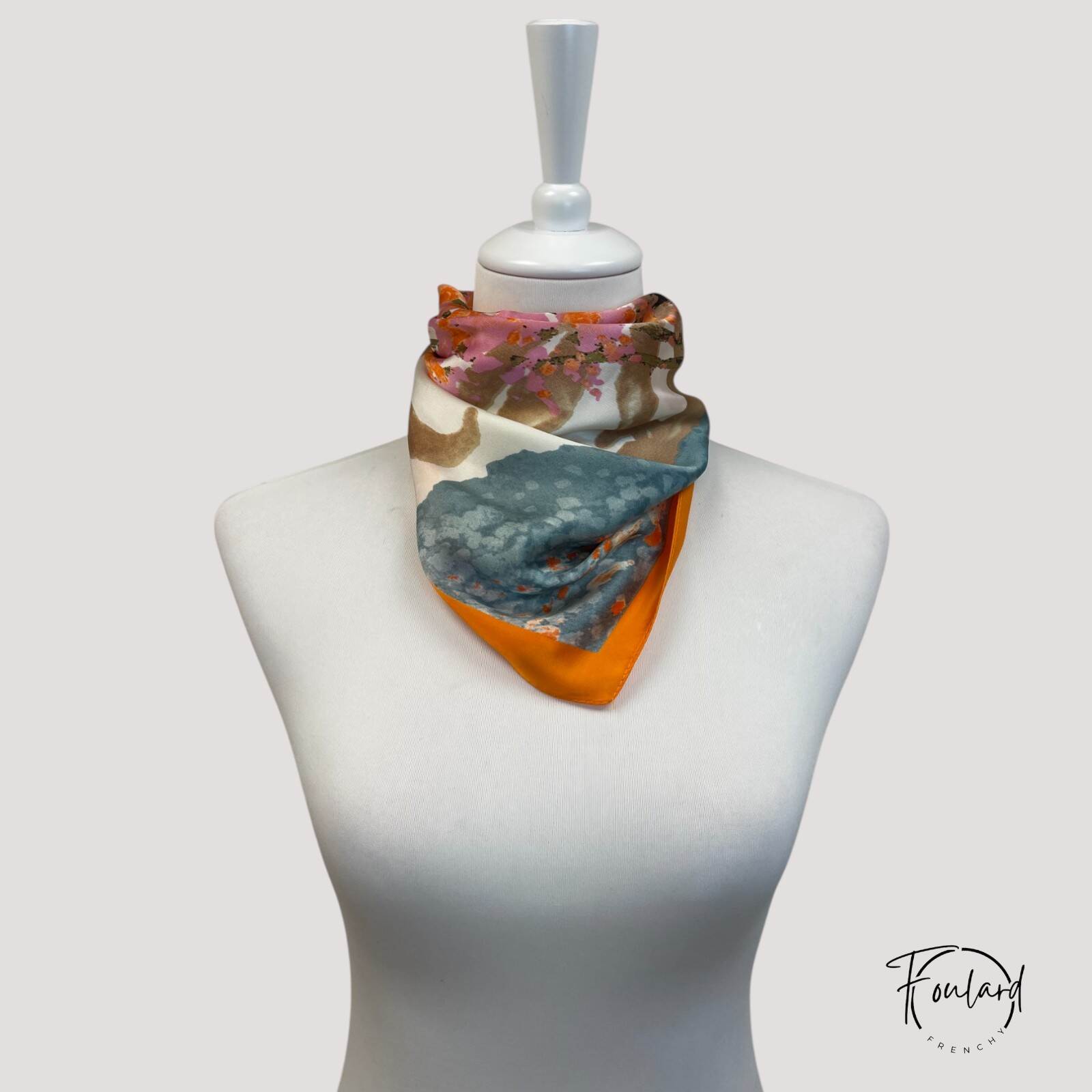 Foulard carré avec motifs floraux abstraits multicolores