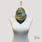 Foulard carré avec motif floral abstrait et bordure bleue