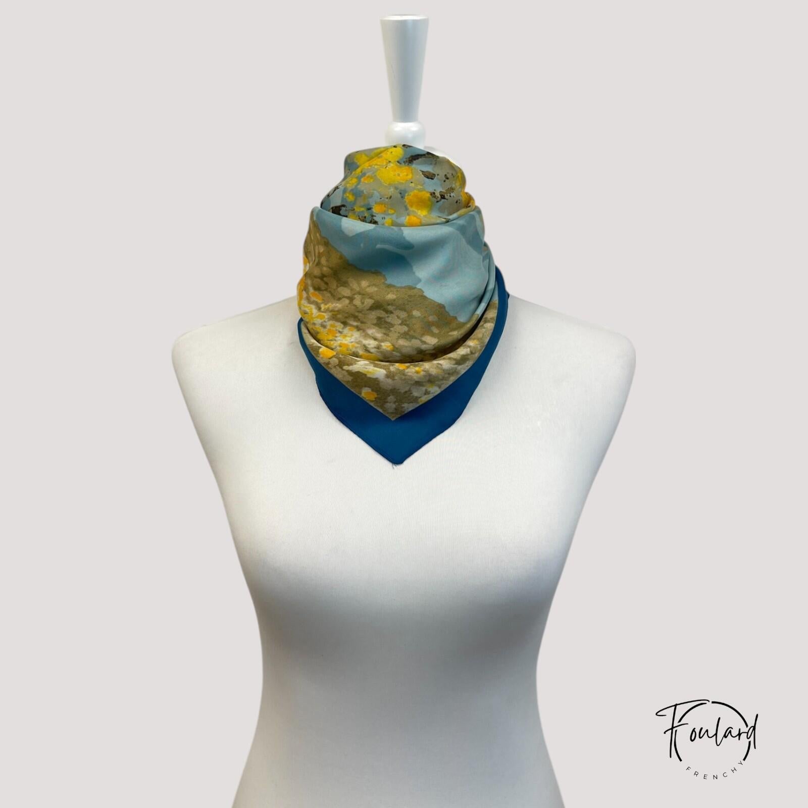 Foulard carré avec motif floral abstrait et bordure bleue