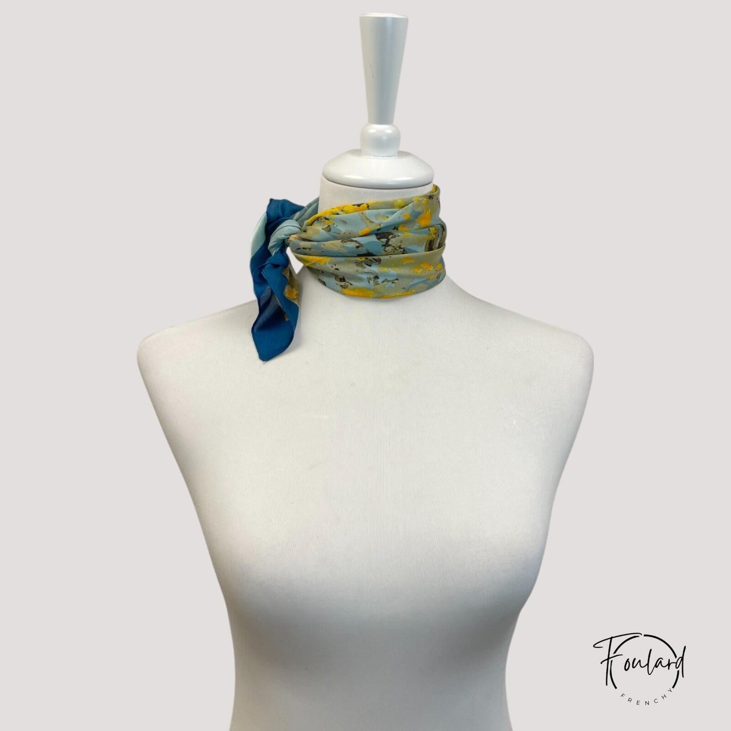 Détail de fleurs jaunes et feuillage beige sur tissu léger