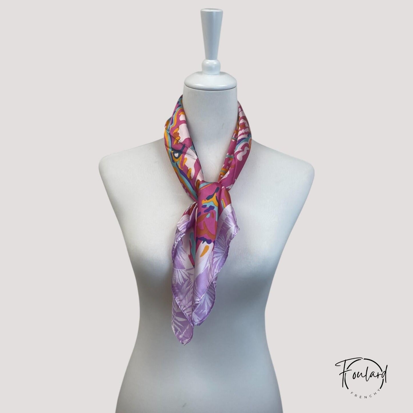 Foulard noué autour du cou, mettant en valeur les teintes vibrantes