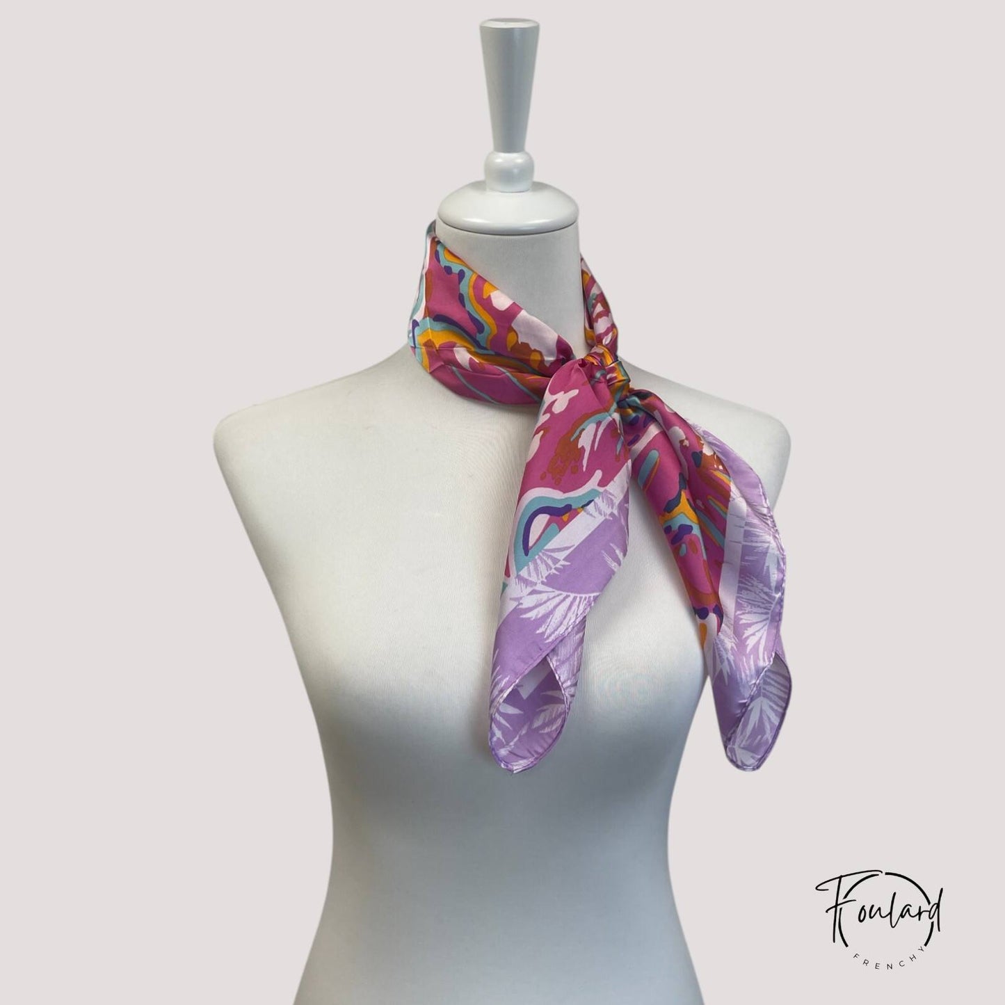 Détail du bord imprimé feuillage lilas sur fond multicolore