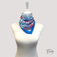 Foulard carré pastel avec bordure bleue, motif abstrait