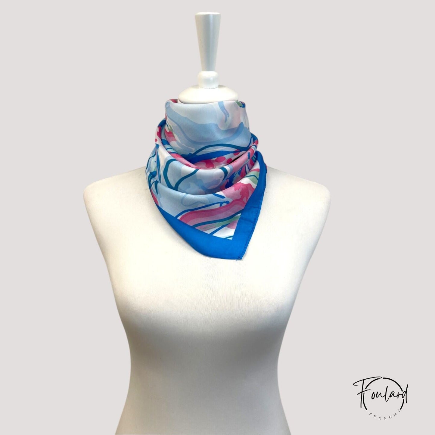 Foulard carré pastel avec bordure bleue, motif abstrait