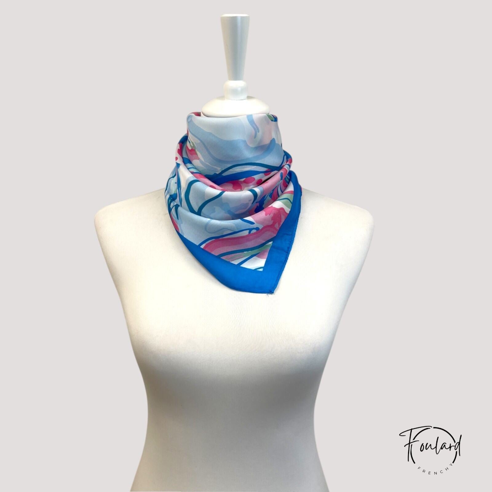 Foulard carré pastel avec bordure bleue, motif abstrait