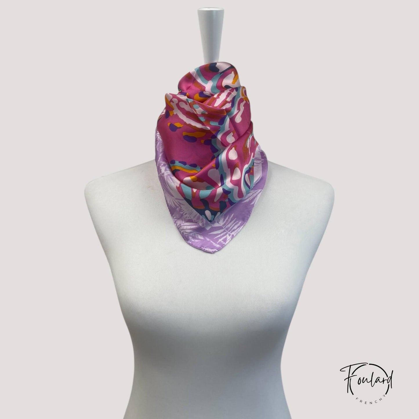 Foulard carré multicolore avec motifs abstraits et feuillage lilas