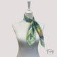Foulard fluide aux couleurs vives et motifs exotiques