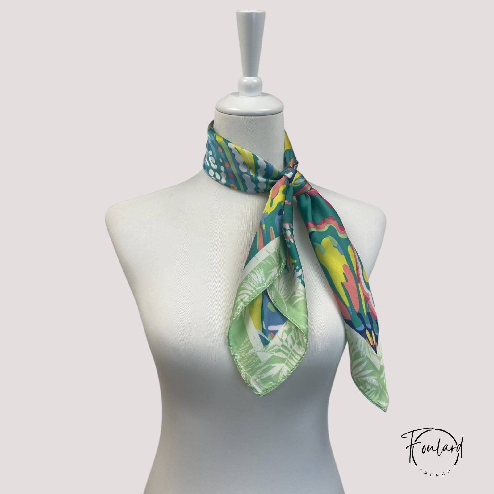 Foulard fluide aux couleurs vives et motifs exotiques