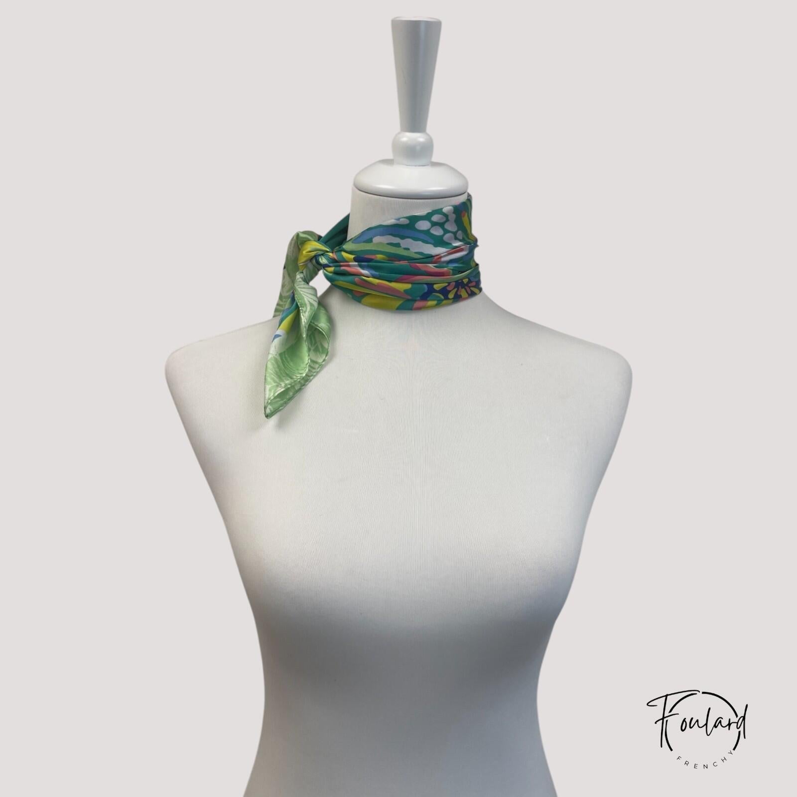 Détail de feuillages stylisés sur foulard coloré