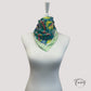 Foulard carré multicolore avec motifs tropicaux abstraits