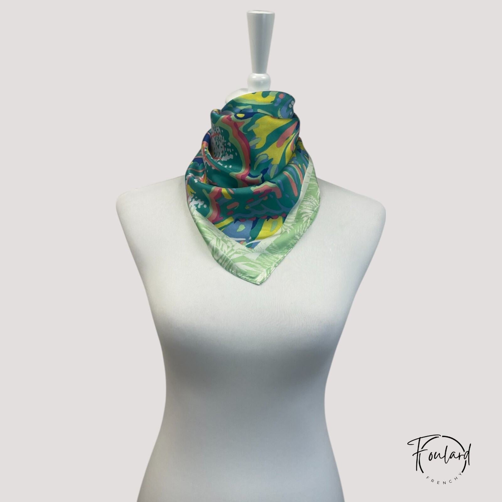 Foulard carré multicolore avec motifs tropicaux abstraits