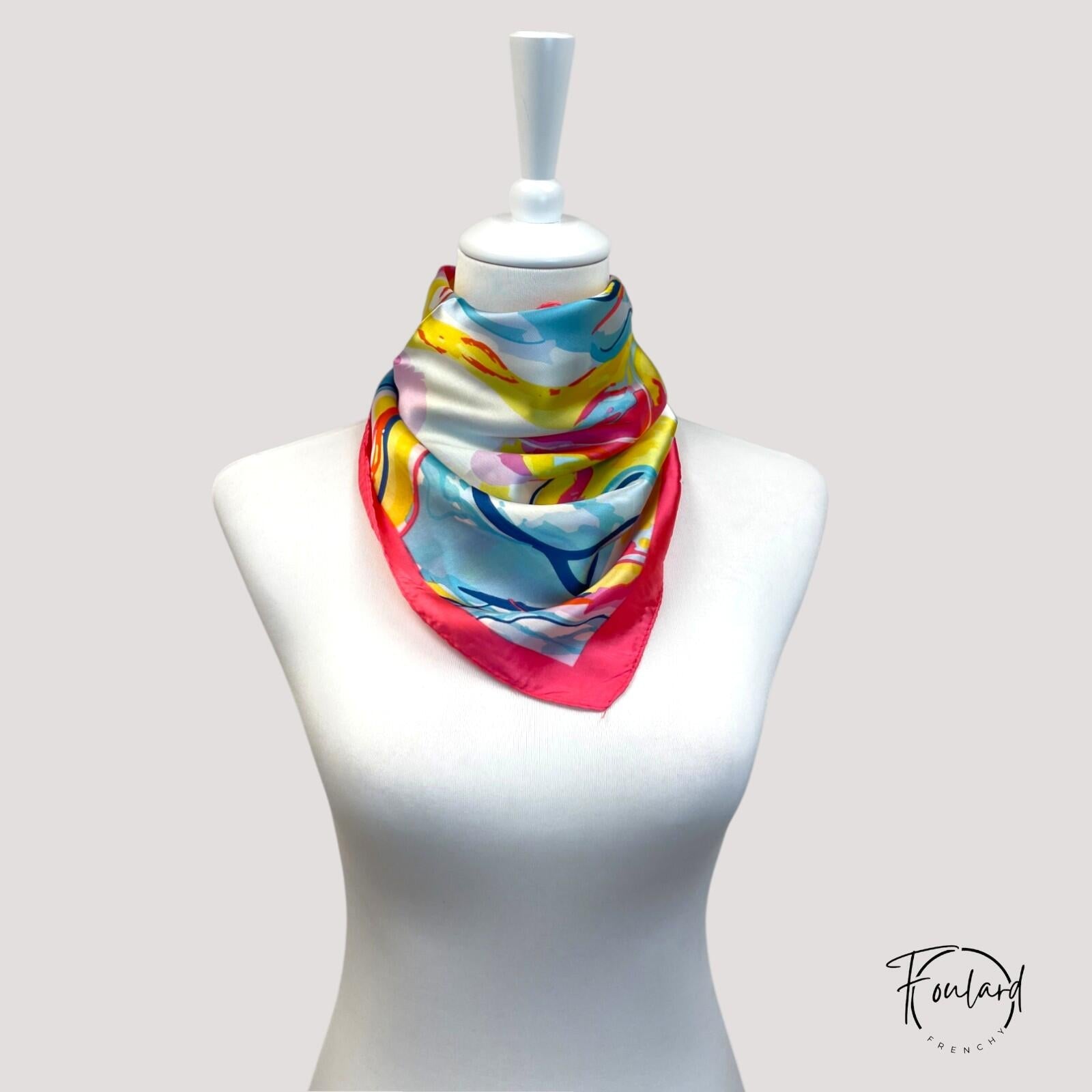 Foulard carré multicolore avec motifs abstraits et bordure rose