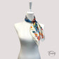 Foulard noué, montrant les couleurs vives et motifs