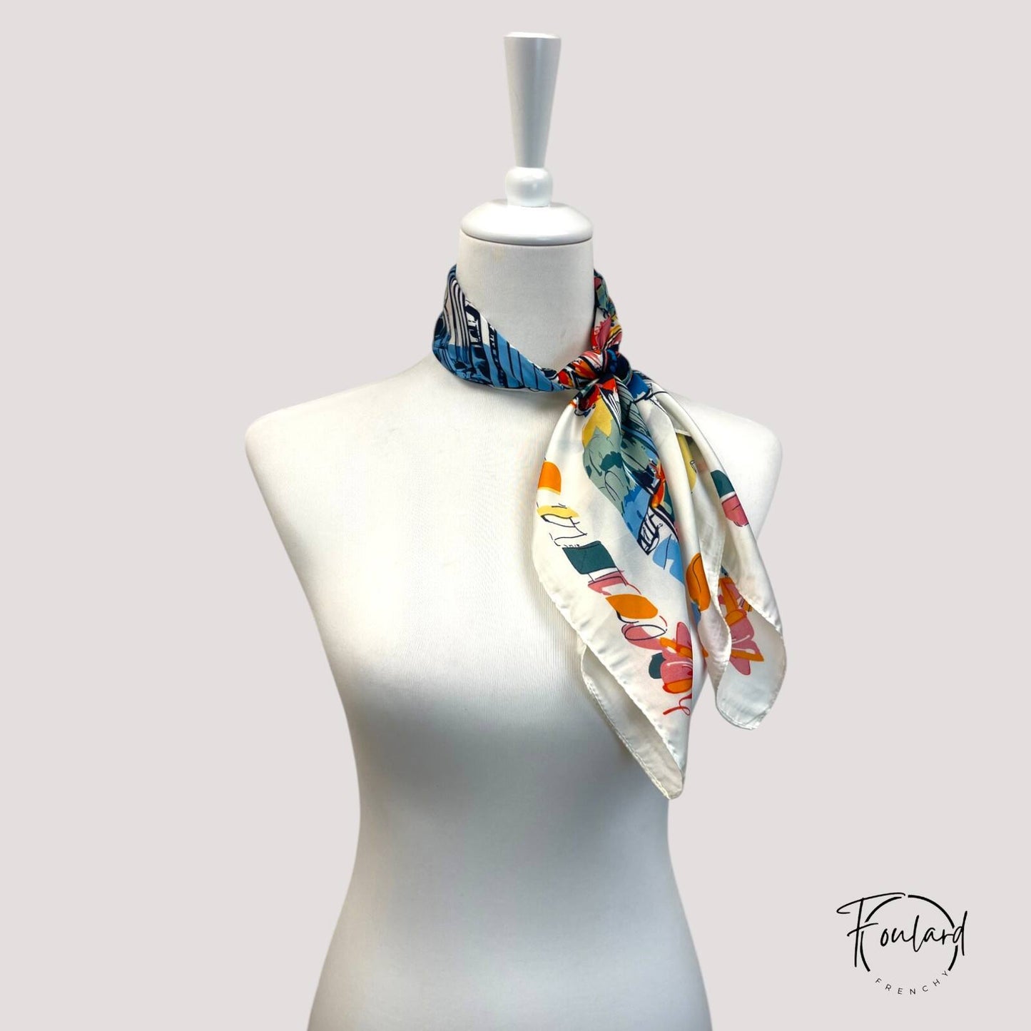 Foulard noué, montrant les couleurs vives et motifs