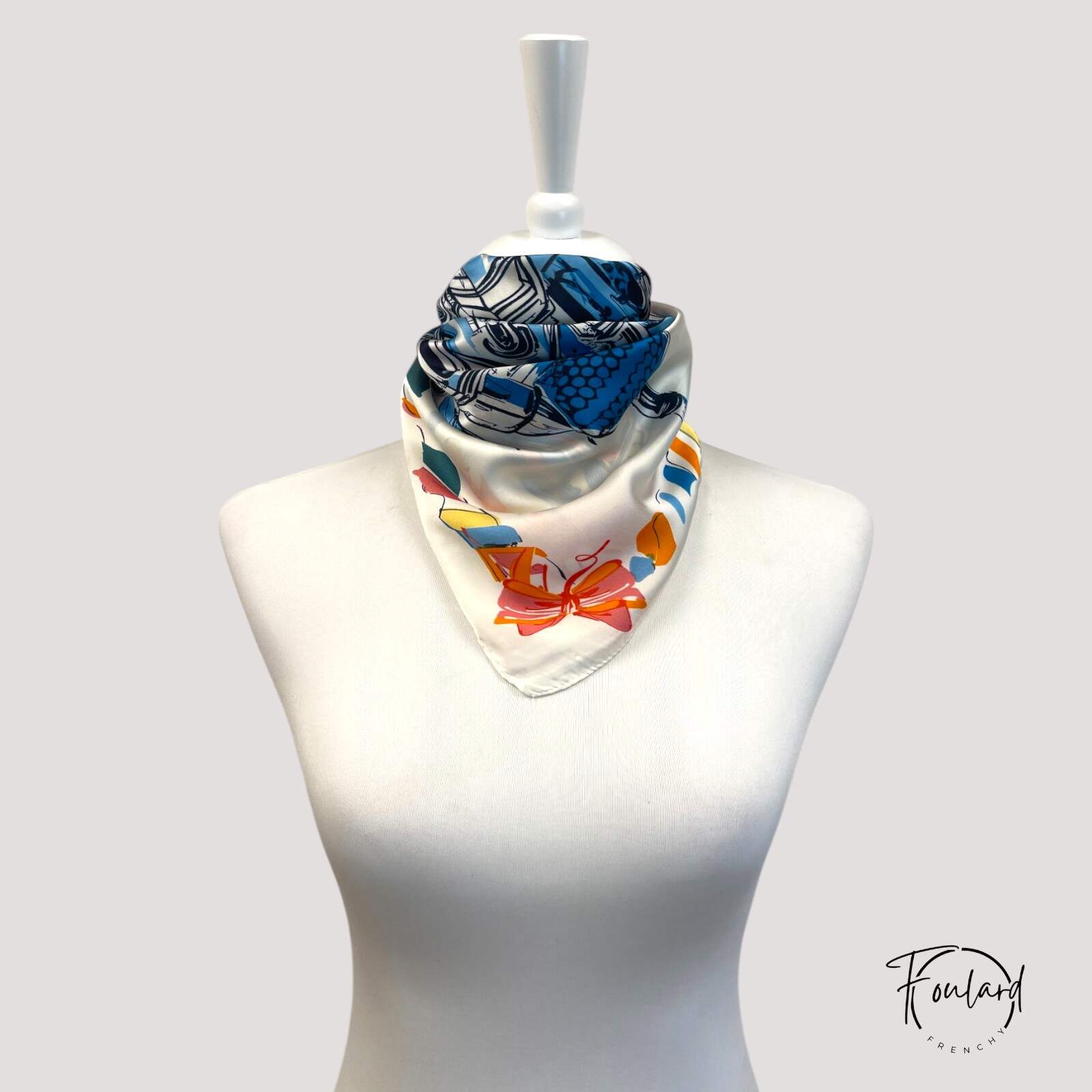 Foulard carré avec motifs caméras et fleurs colorées