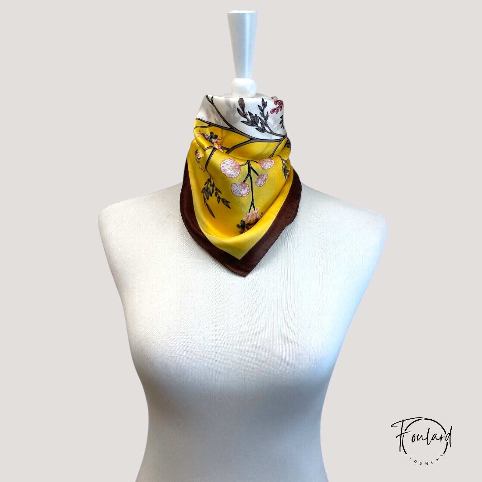 Foulard carré floral jaune avec bord marron