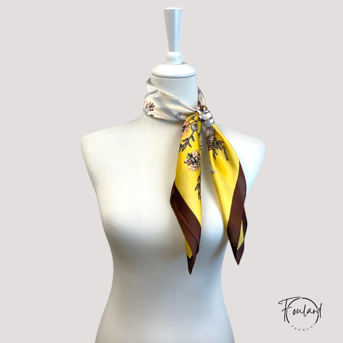 Foulard en polyester, motifs floraux marron et blanc