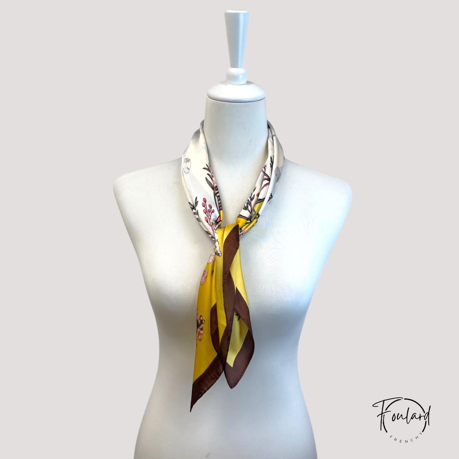 Détail des fleurs stylisées sur fond jaune vif