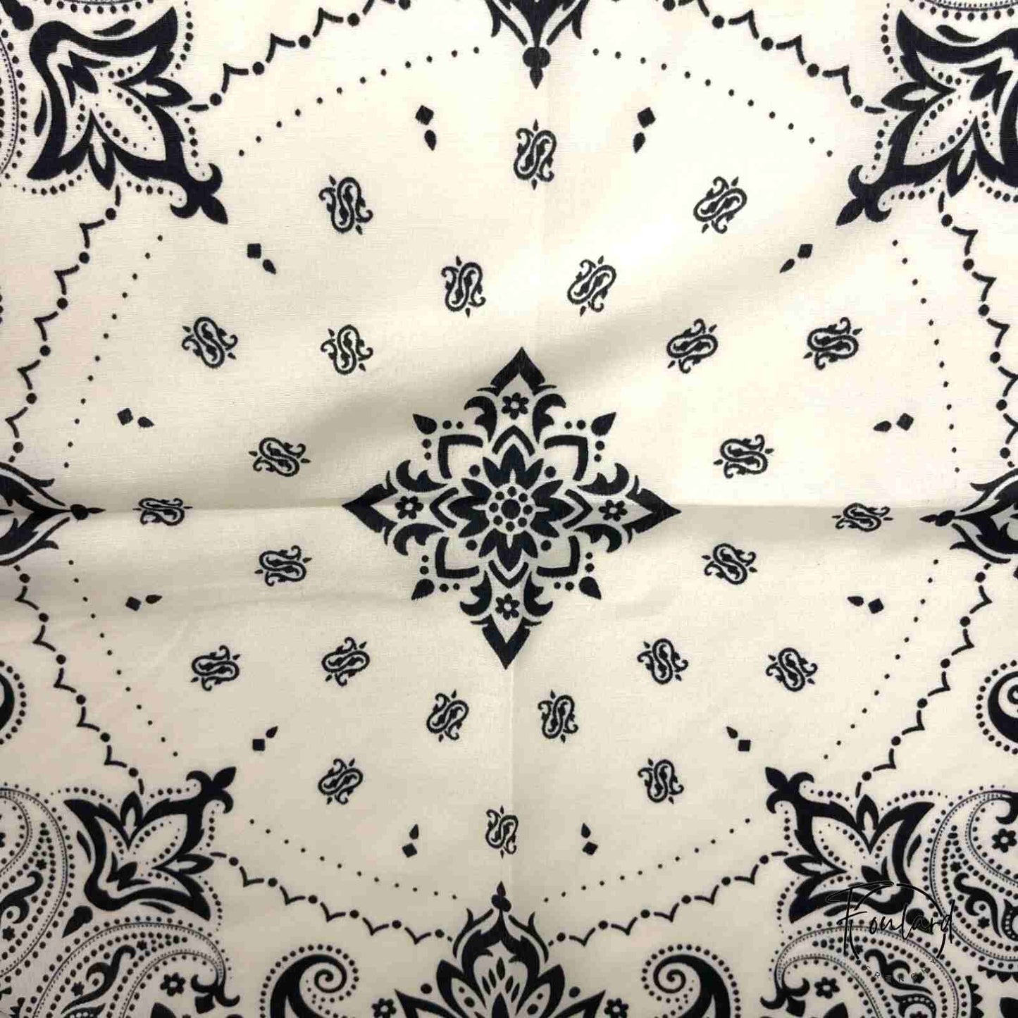 Foulard noué autour du cou, style élégant et vintage