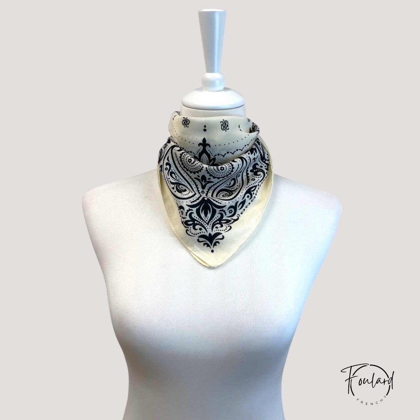 Foulard carré noir et écru avec motifs floraux