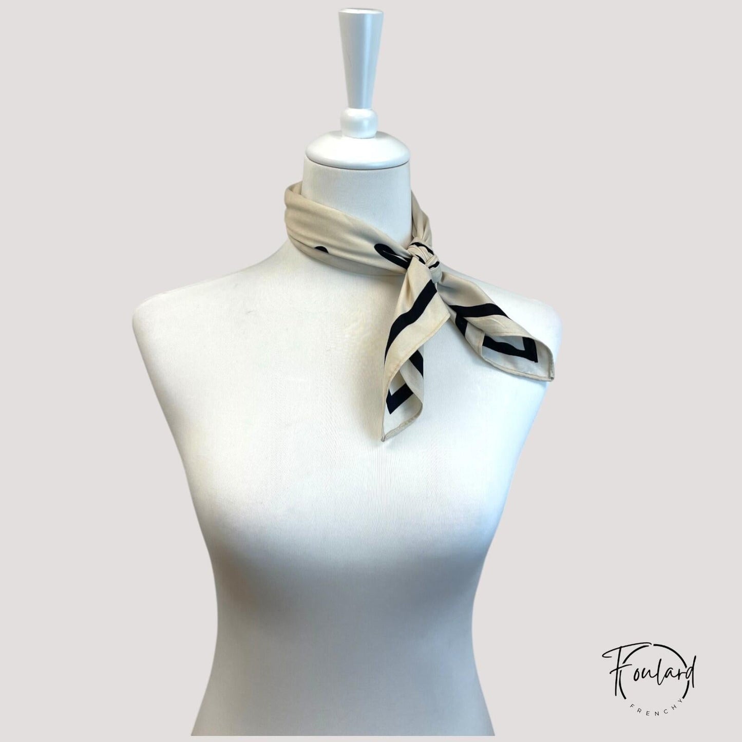 Foulard chic avec lignes ondulantes noires sur fond clair