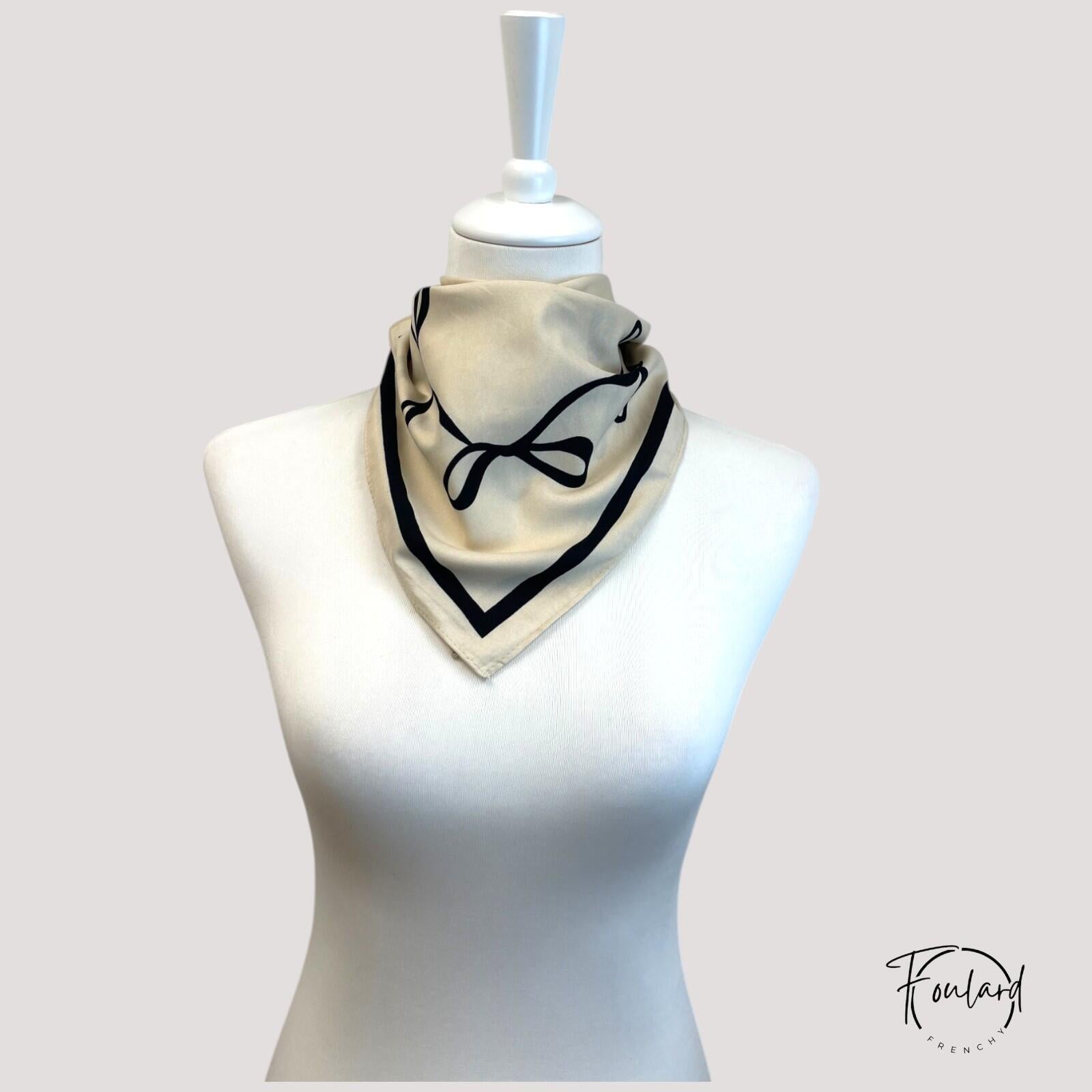 Foulard carré avec motif rubans noirs sur fond écru
