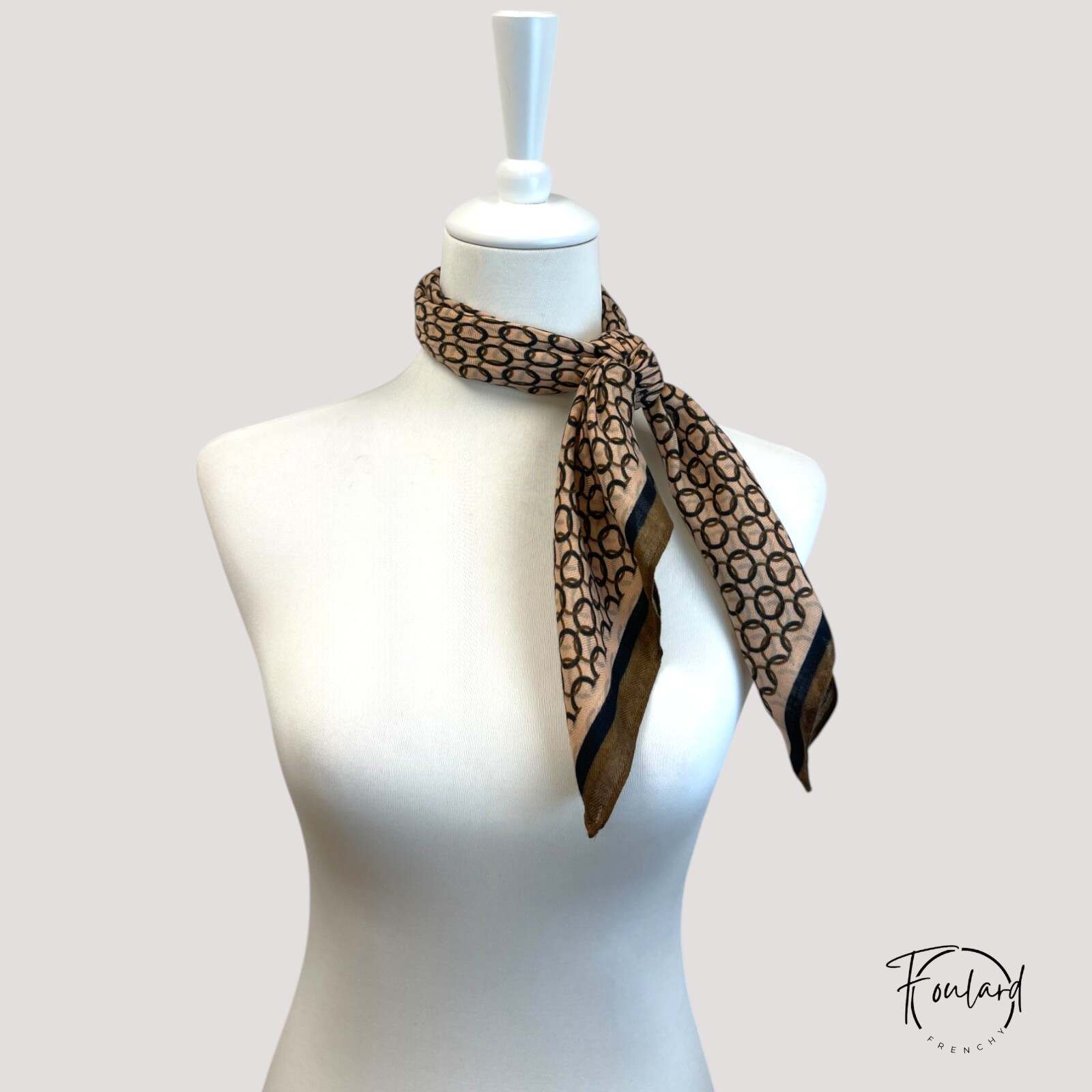 Foulard noué en bandeau, montrant son style rétro chic