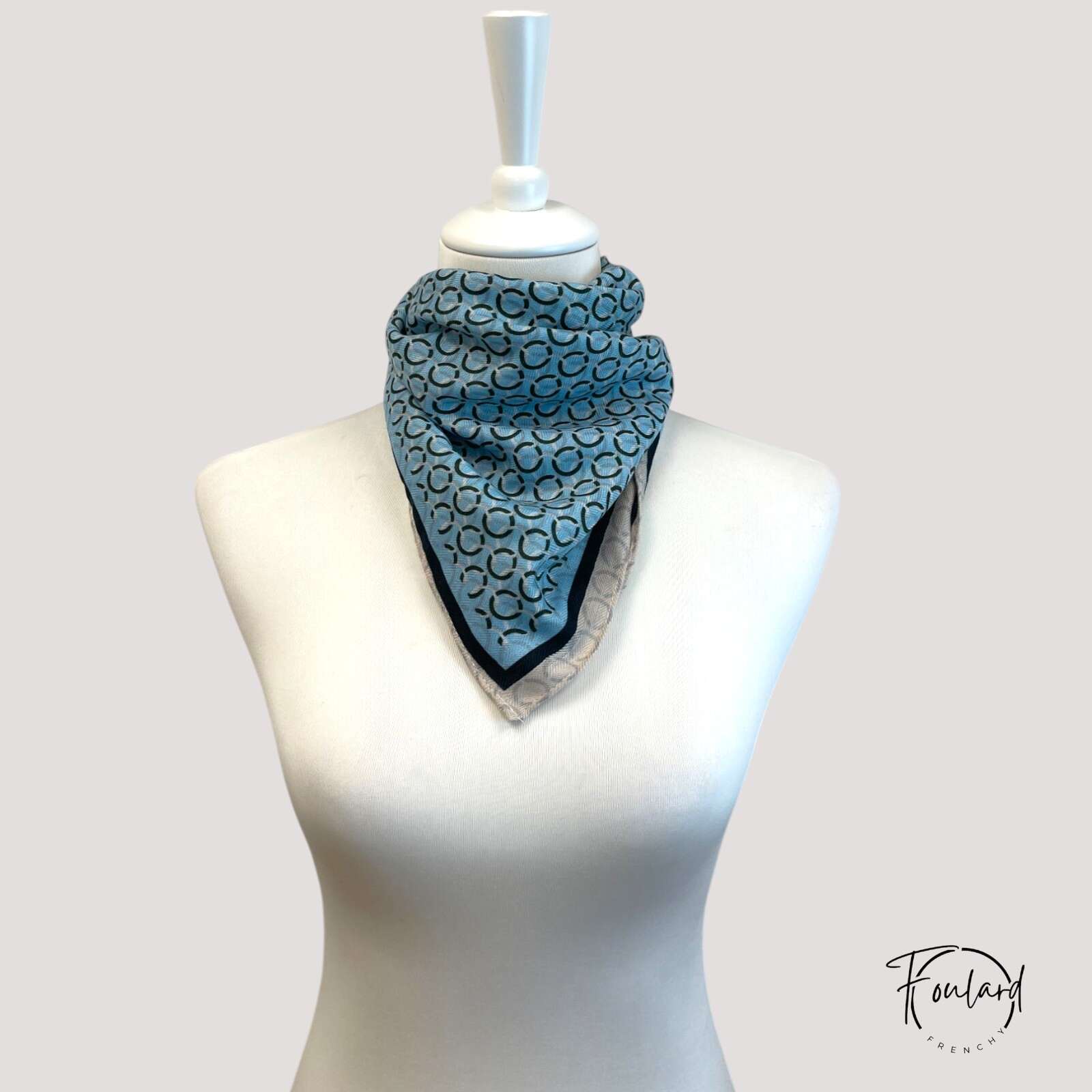 Foulard carré avec motif cercles sur fond bleu glacier